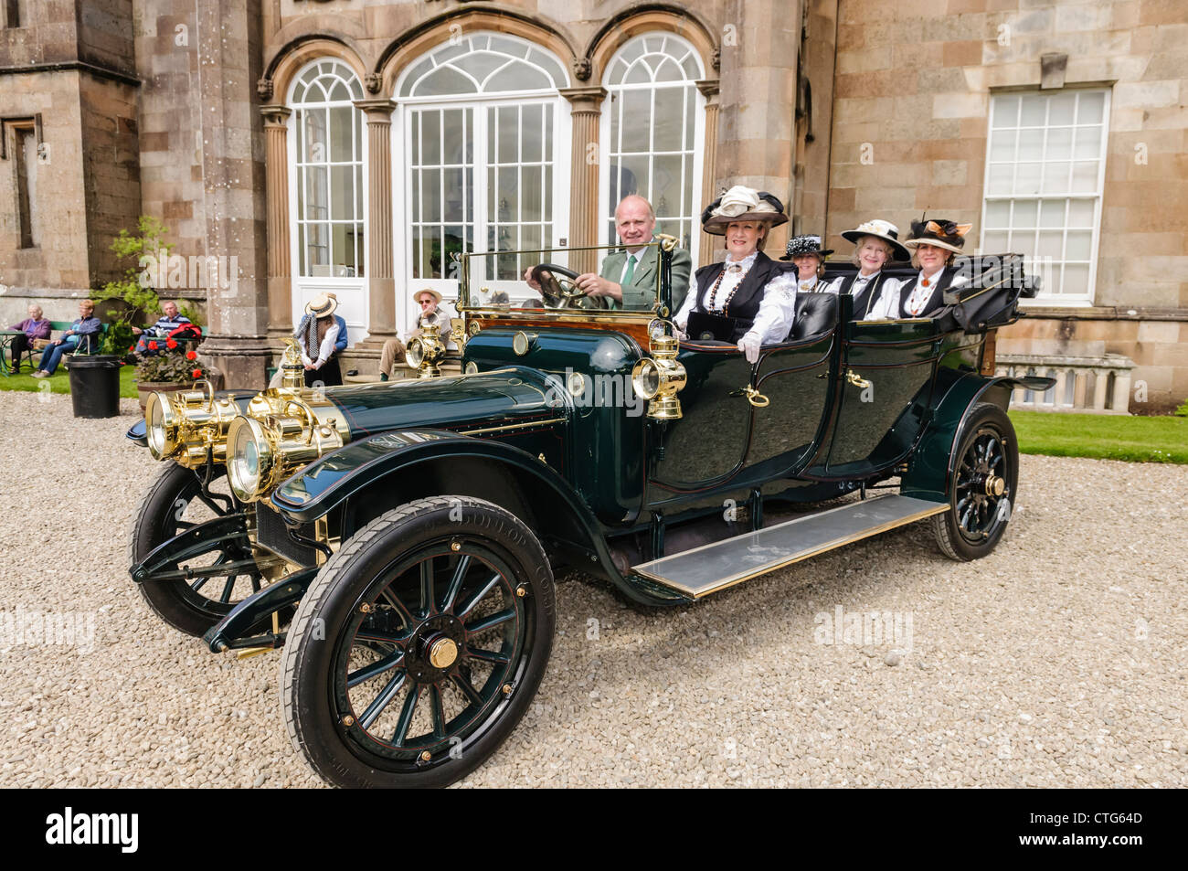 Vier Damen gekleidet in historischen Kostümen der 1920er Jahre sitzen in einem Rolls Royce Silver Ghost, mit chauffeur Stockfoto