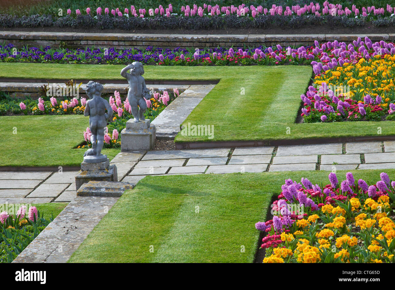 Formale Gärten, Hampton Court Palace, London, Surrey, England, UK, Vereinigtes Königreich, GB, Großbritannien, britische Inseln, Europa Stockfoto
