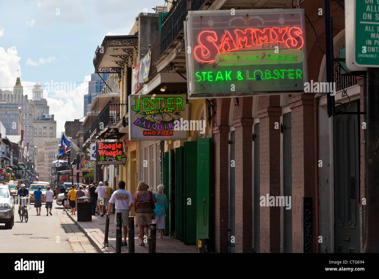 Leuchtreklamen werben, Restaurants und Bars entlang der Bourbon Street im French Quarter von New Orleans, LA Stockfoto