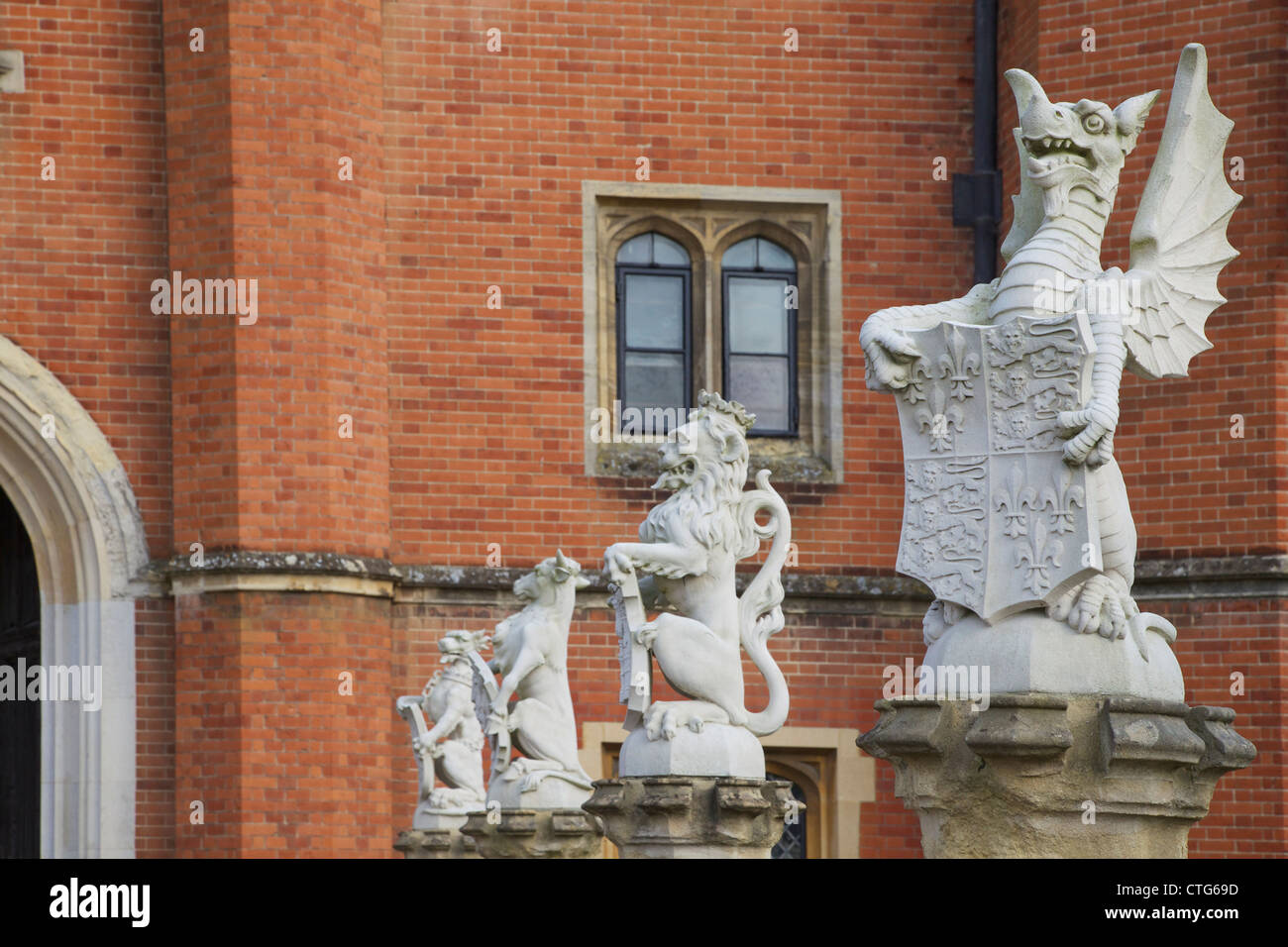 Heraldische Statuen am Haupteingang des Hampton Court Palace, London, Surrey, England, UK, Deutschland, GB, Großbritannien, B Stockfoto