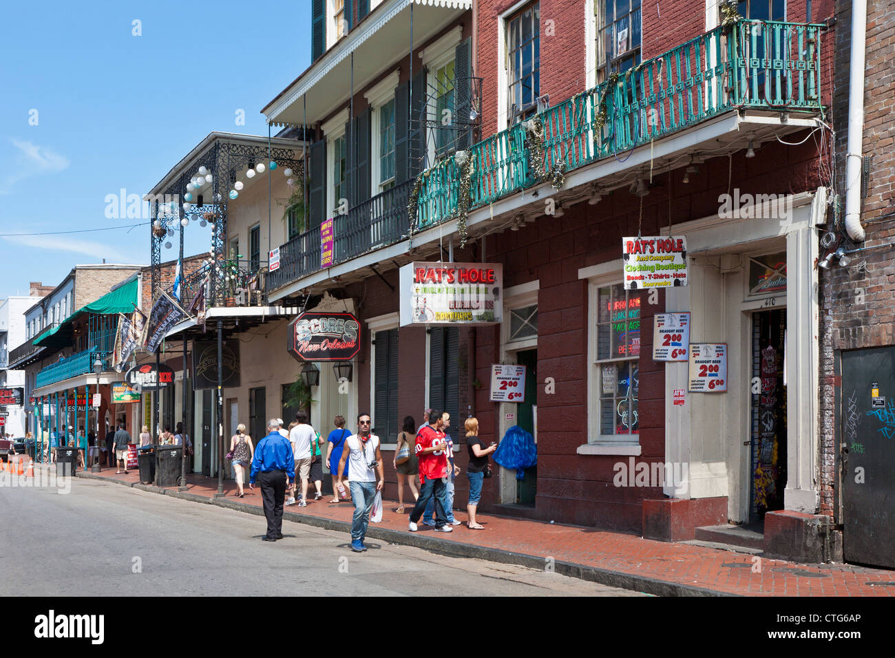 Touristen auf der Bourbon Street im French Quarter von New Orleans, LA Stockfoto