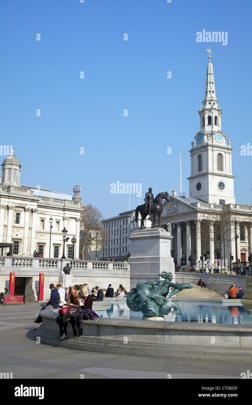 Trafalgar Square Brunnen und St. Martin in die Felder, London, England, UK, Vereinigtes Königreich, britische Inseln, GB, Großbritannien Stockfoto