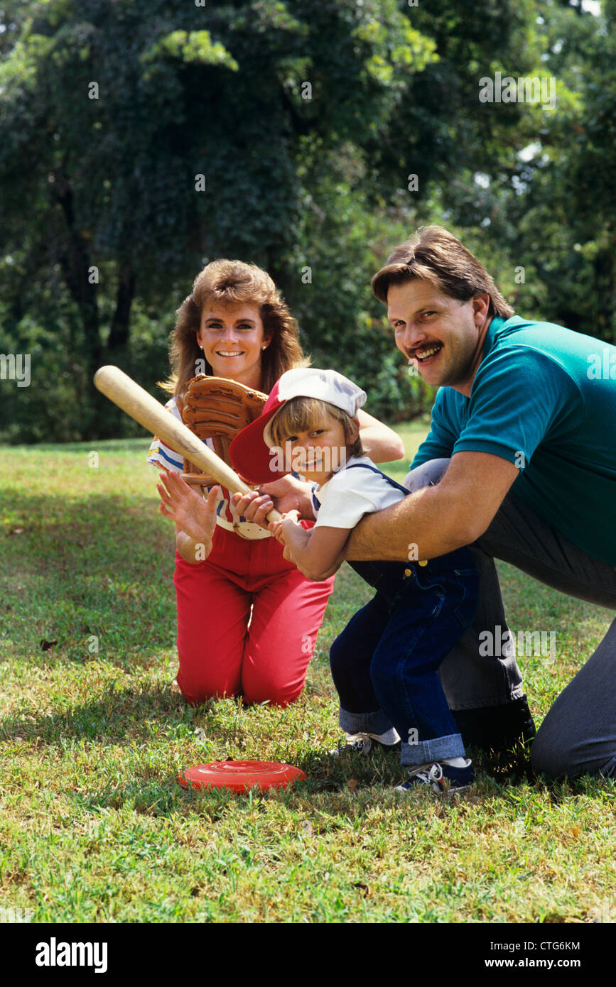 ELTERN UND KIND SPIELT BASEBALL Stockfoto