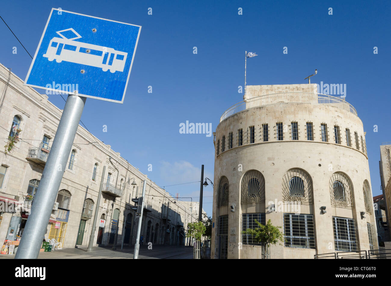 Blick auf das alte Gebäude der Gemeinde mit erhaltenen historischen Kugel wirkt. Jerusalem. Israel Stockfoto