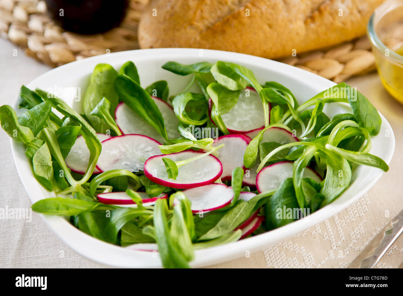 Radieschen, Feldsalat Salat mit Senf-dressing Stockfotografie - Alamy