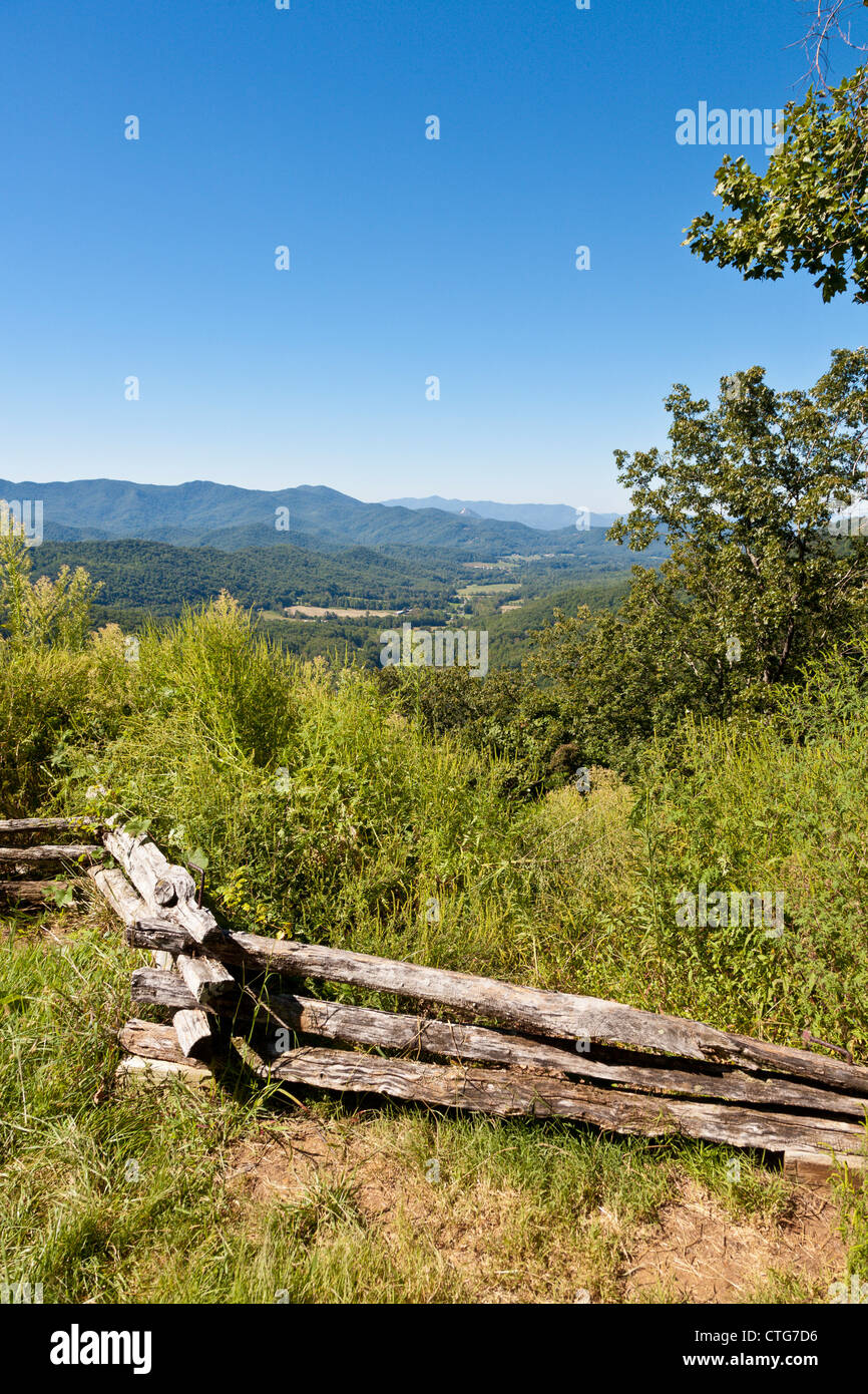 Hölzerne Split Zaun am malerischen Aussichtspunkt im ländlichen North Carolina Stockfoto