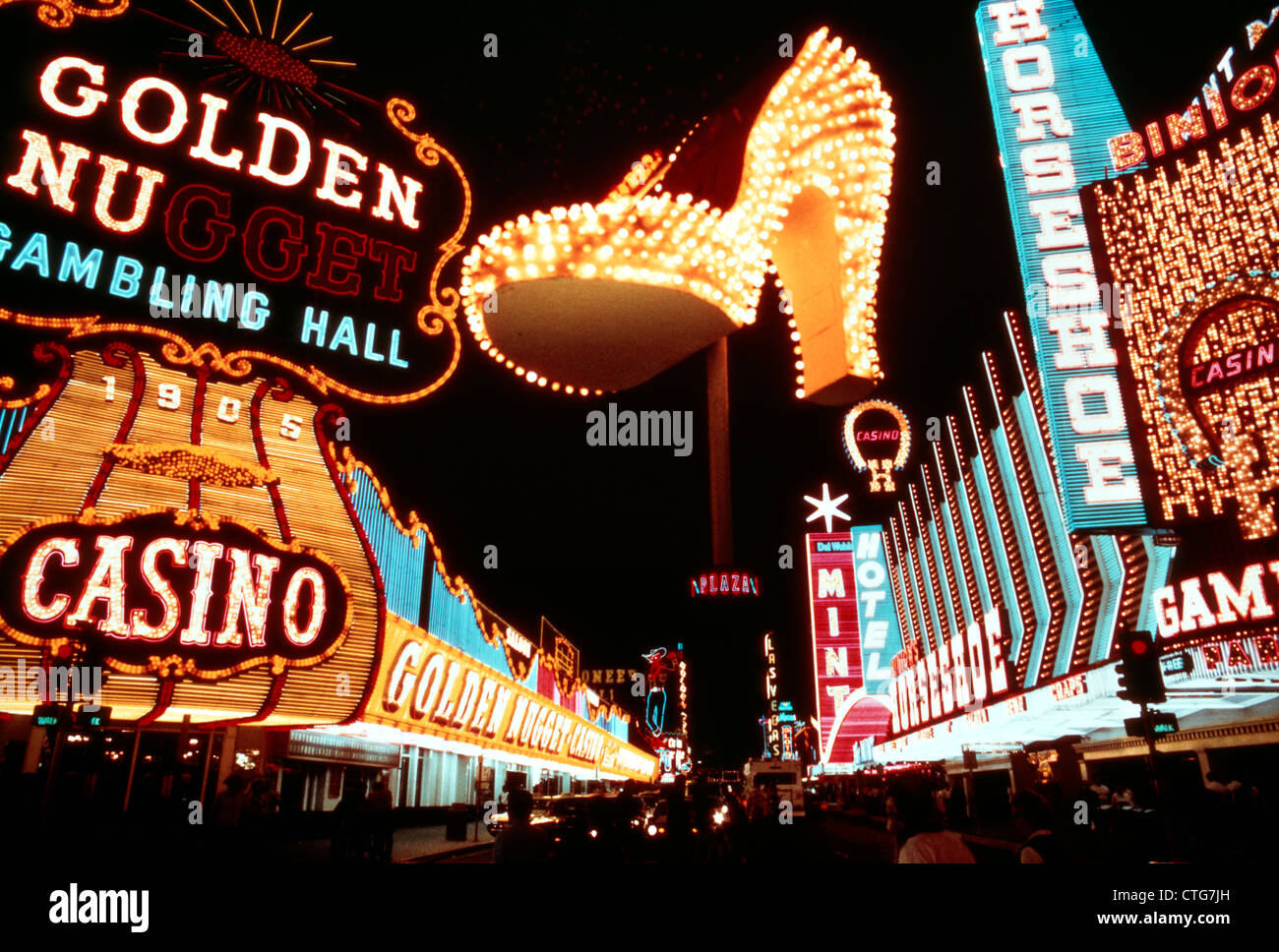 1970ER JAHREN MONTAGE VON NEON CASINO LIGHTS ON FREMONT STREET DOWNTOWN LAS VEGAS NEVADA UND DEN BERÜHMTEN GOLDENEN SLIPPER-SCHUH Stockfoto