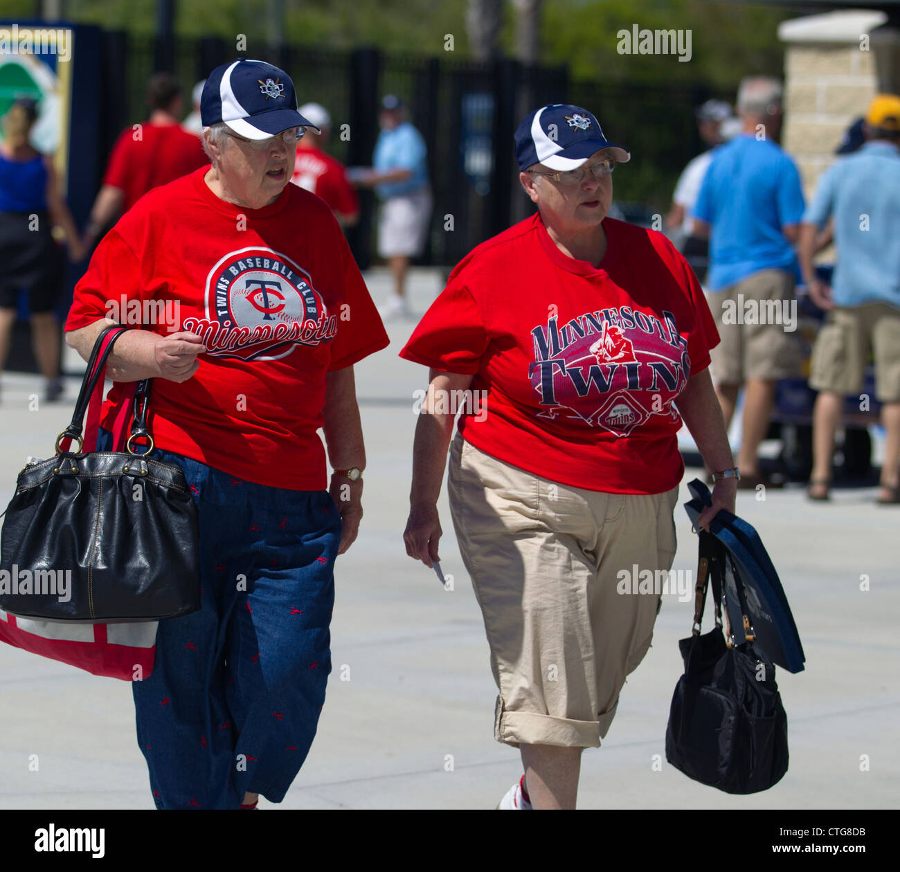 Zwei übergewichtige Frauen bei einem Baseball-Spiel Stockfoto