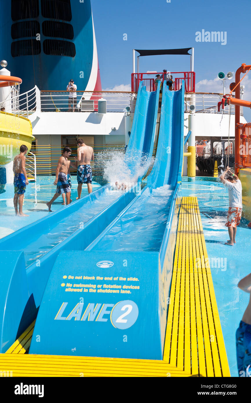 Kinder spielen am Wasser gleiten auf der Carnival Fascination Kreuzfahrtschiff Stockfoto