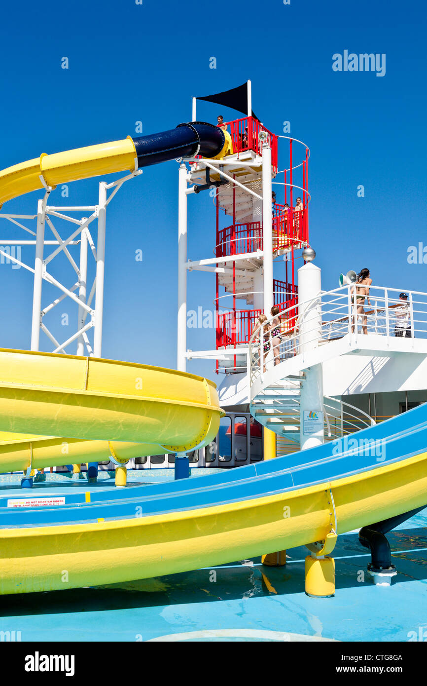 Wasserrutsche auf dem Deck der Carnival Fascination Kreuzfahrtschiff Stockfoto
