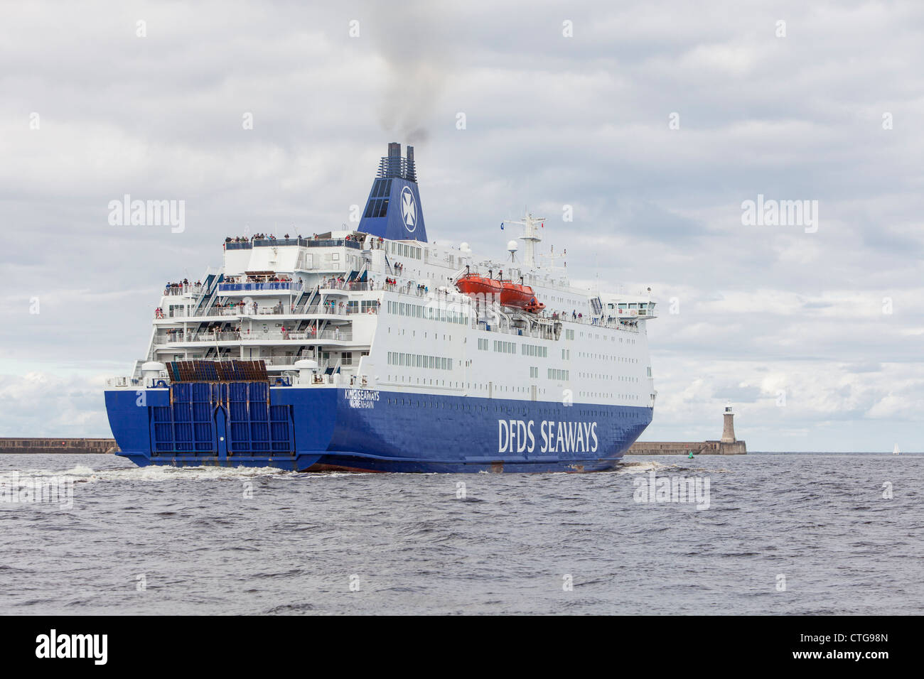 DFDS Seaways Fähre "King Seaways" verlassen Tynemouth, UK Stockfoto
