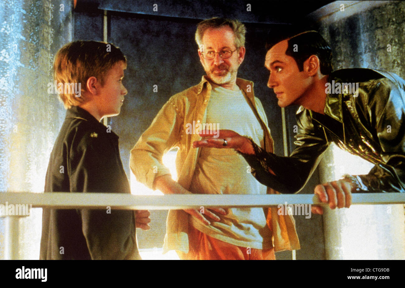 A.i. knstliche Intelligenz 2001 DreamWorks-Film unter der Regie von  Stephen Spielberg (Mitte) mit Haley Osment am linken Nd Jude Law  Stockfotografie - Alamy