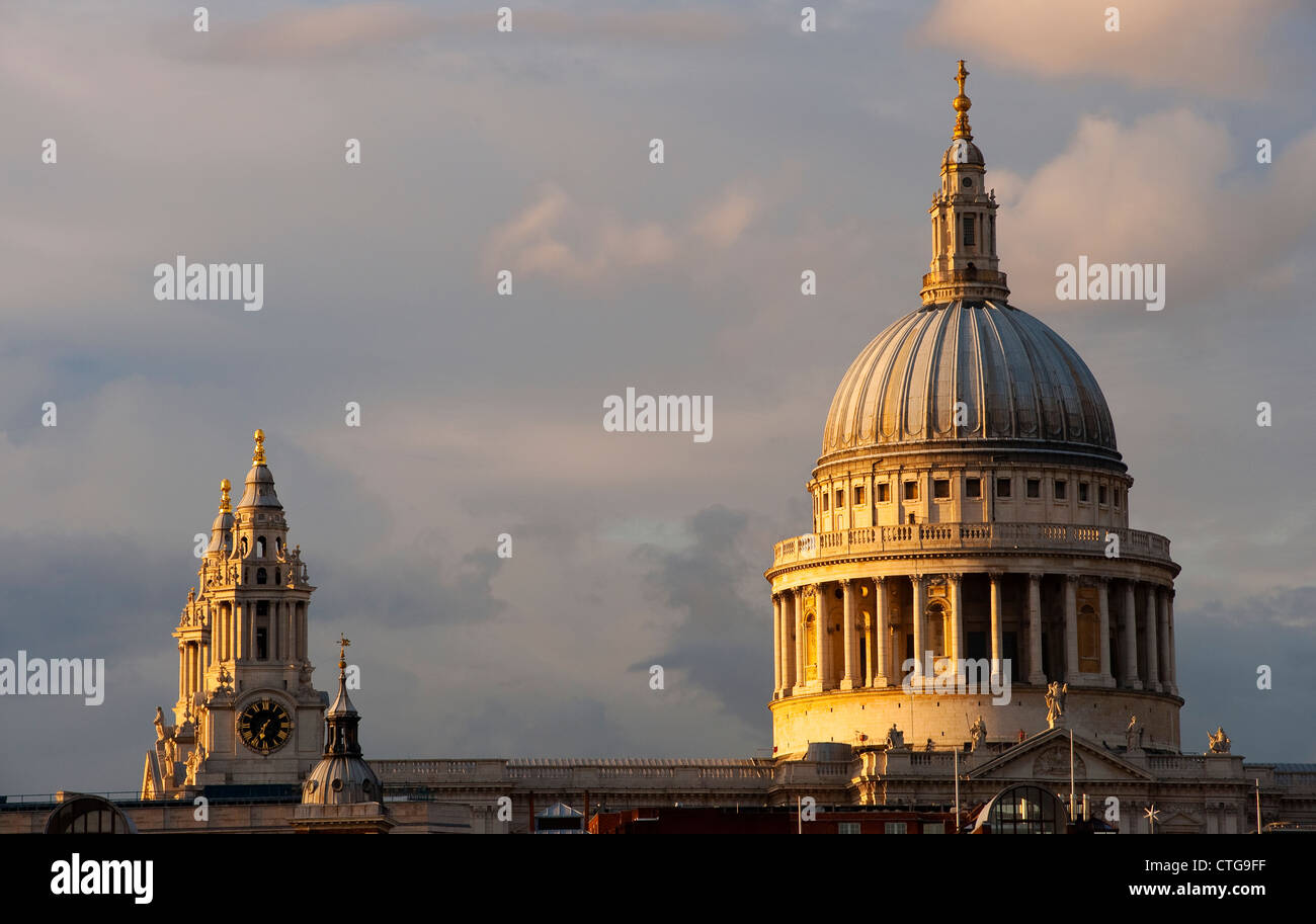 Schöne Aussicht auf die Kuppel der St. Pauls Kathedrale, eines der berühmtesten Wahrzeichen Londons, London, England. Stockfoto