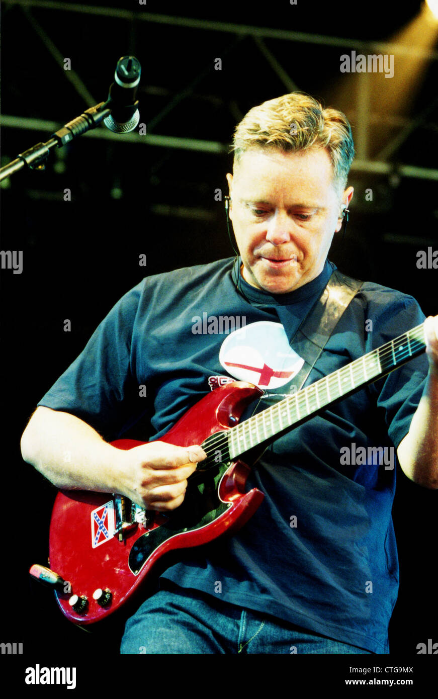 BERNARD SUMNER UK Rock Musiker Associrted mit Joy Division und New Order hier über 2002 Stockfoto