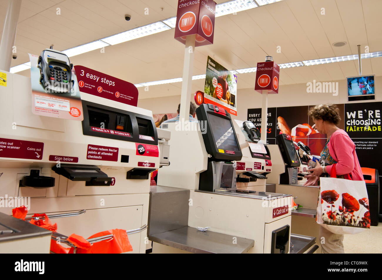 Self Check-out Sainsbury Supermarkt, Surrey, UK Stockfoto