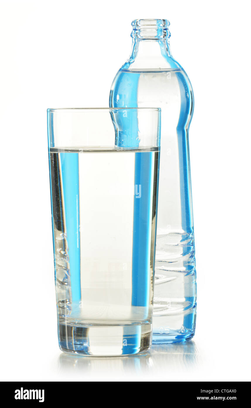 Komposition mit Glas und Flasche Mineralwasser isoliert auf weiss Stockfoto