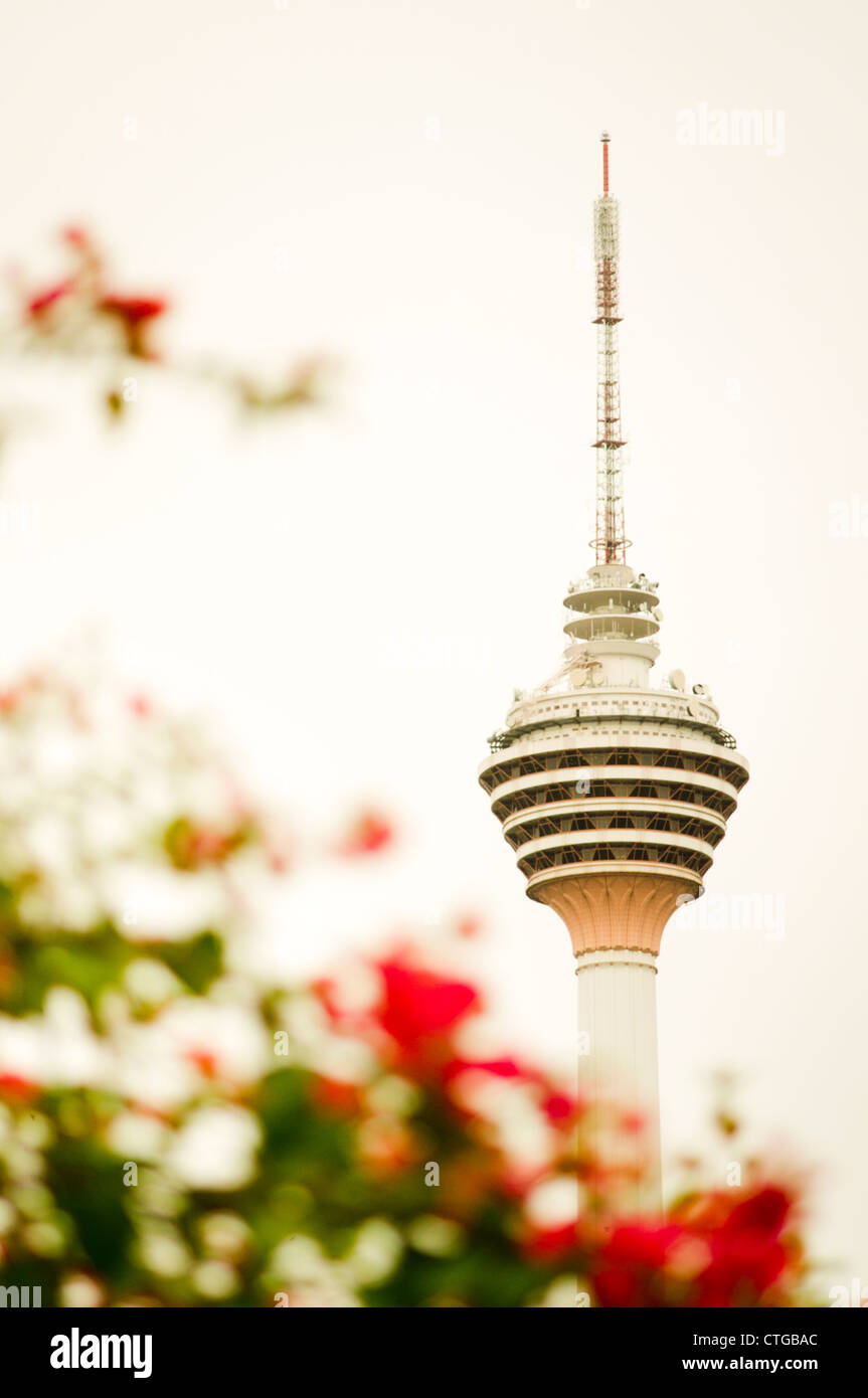 Menara KL Tower, eines der Wahrzeichen von Kuala Lumpur, Malaysia. Es ist der siebte höchste Fernmeldeturm in der Welt. Stockfoto