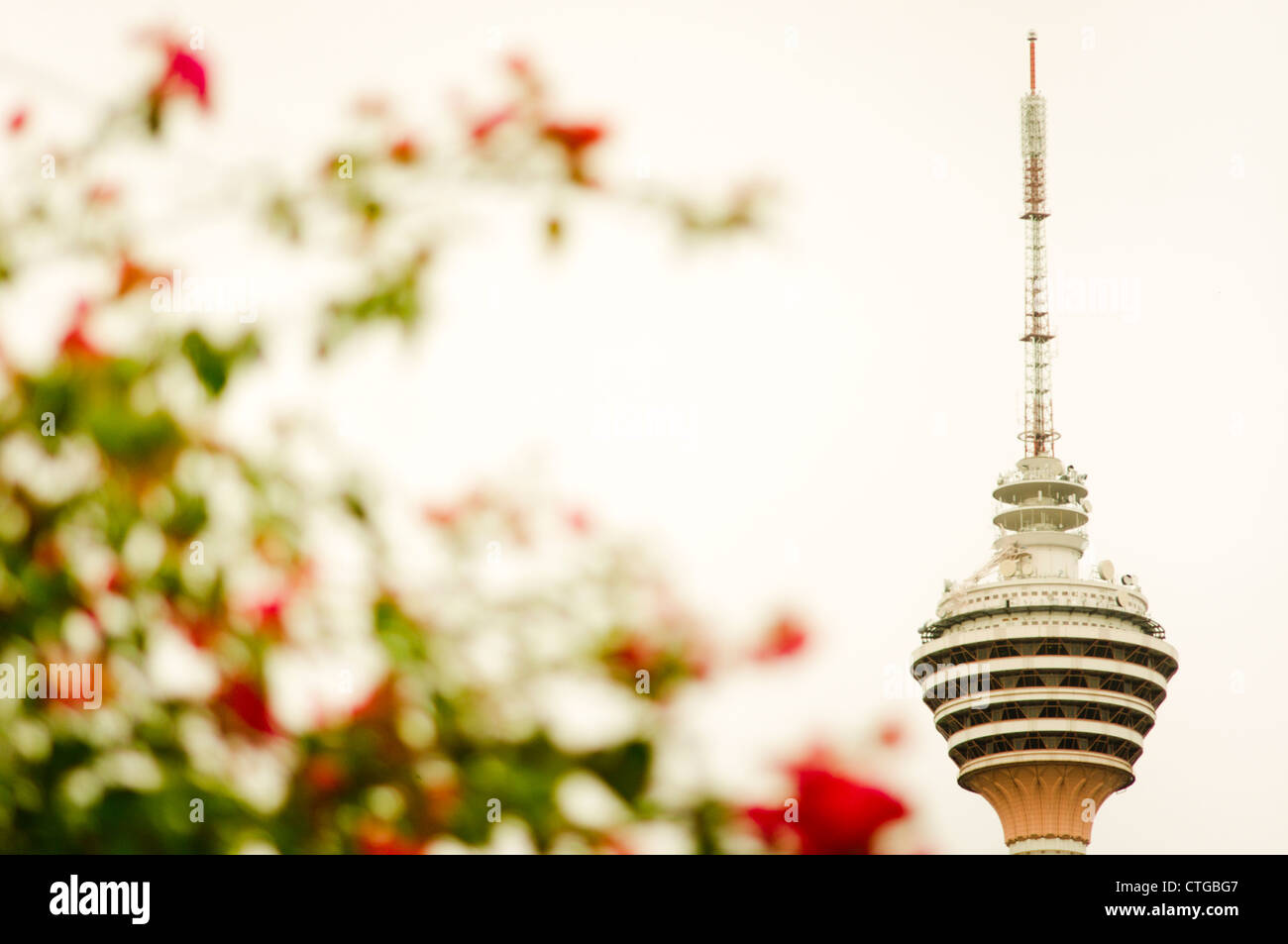 Menara KL Tower, eines der Wahrzeichen von Kuala Lumpur, Malaysia. Es ist der siebte höchste Fernmeldeturm in der Welt. Stockfoto