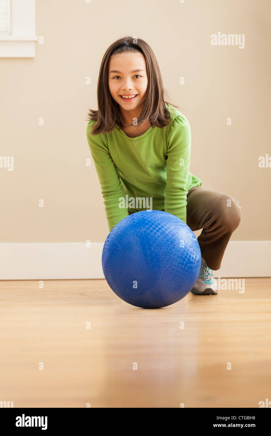 Lächelndes Mädchen mit Ball spielen Stockfoto