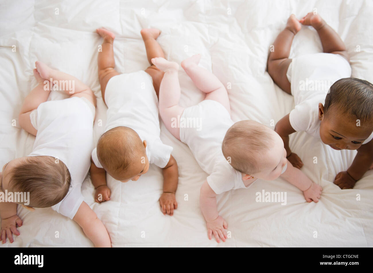 Babys, die Verlegung am Boden zusammen Stockfoto