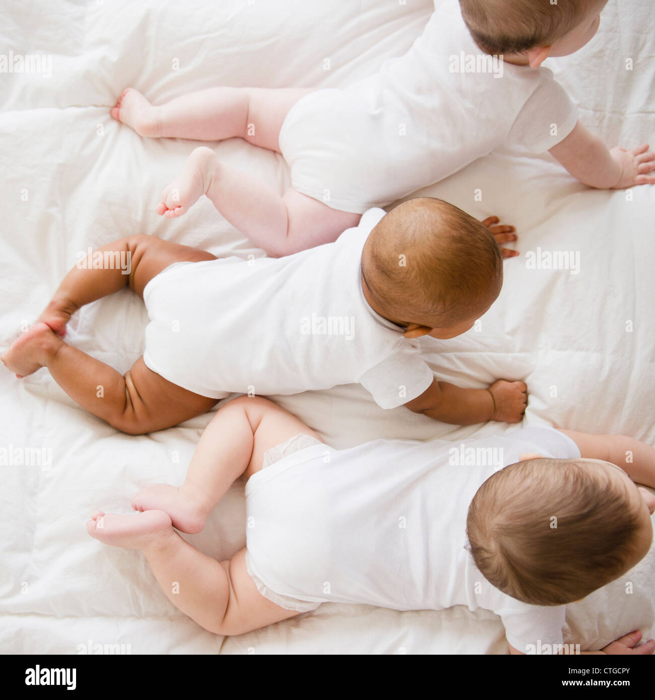 Babys, die Verlegung am Boden zusammen Stockfoto