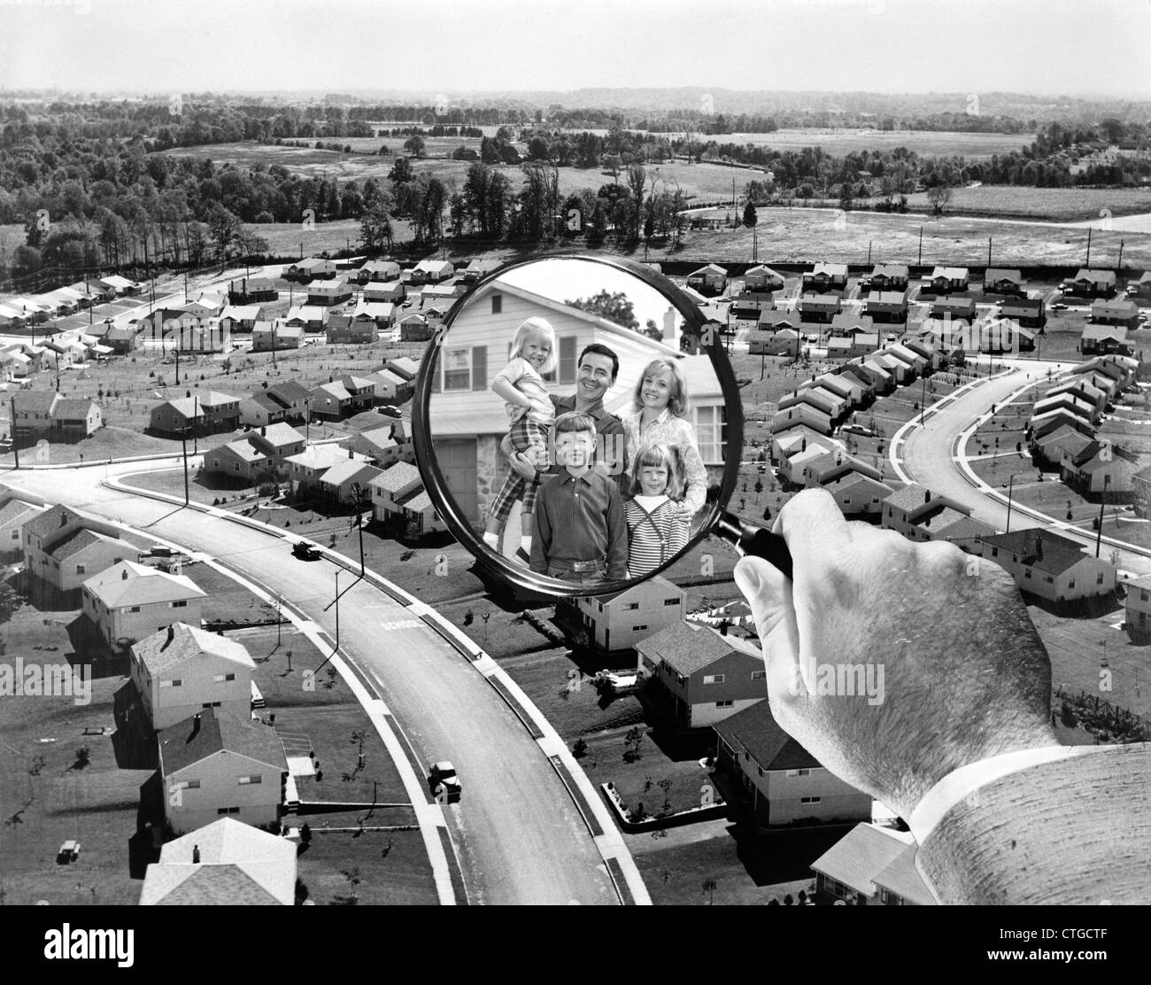 1960ER JAHREN FAMILIENPORTRÄT IN VERGRÖßERUNGSGLAS ÜBERLAGERT STADTTEILENTWICKLUNG GEHÄUSE Stockfoto