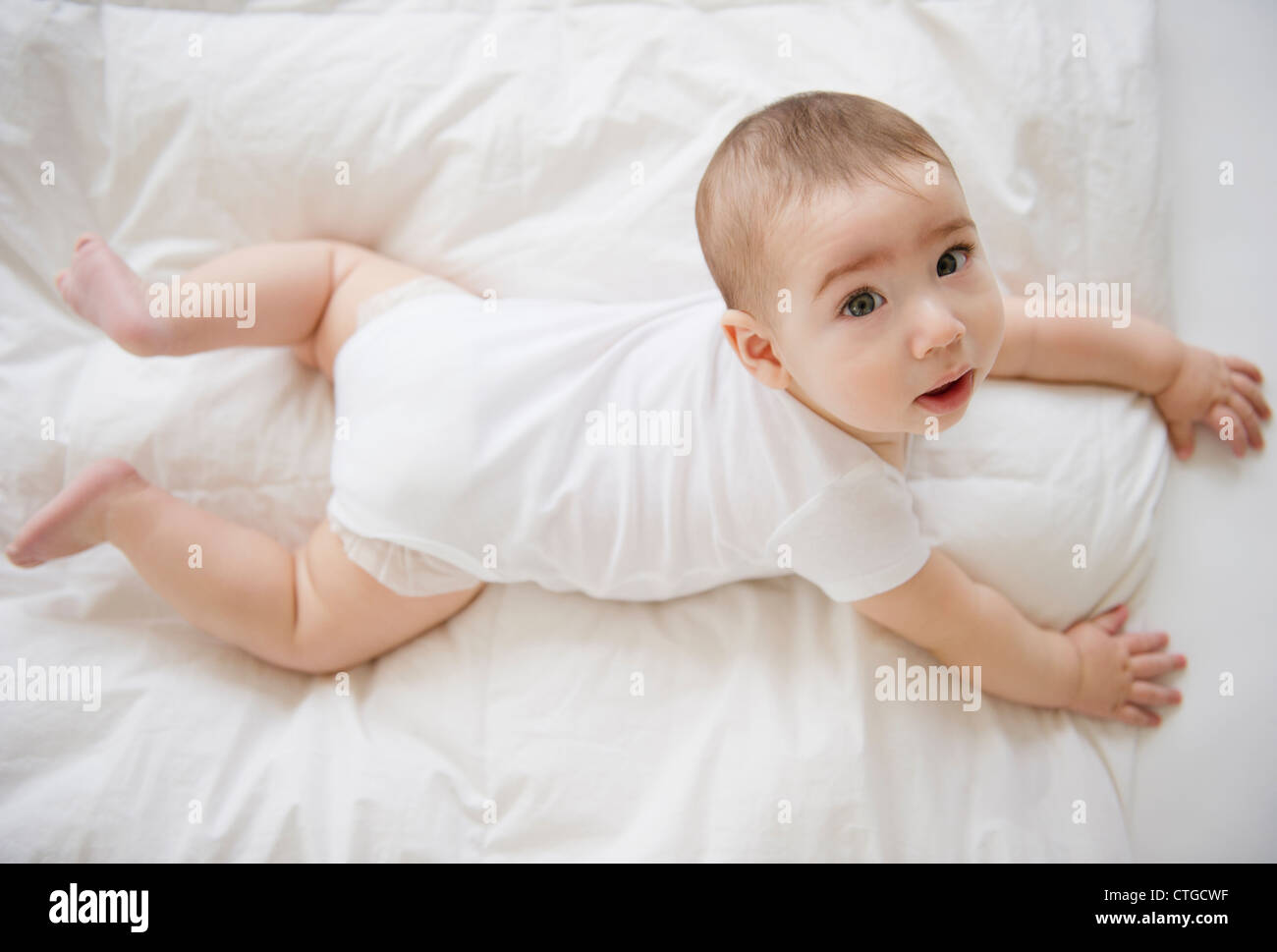 Gemischte Rassen Babyjungen auf Boden Stockfoto