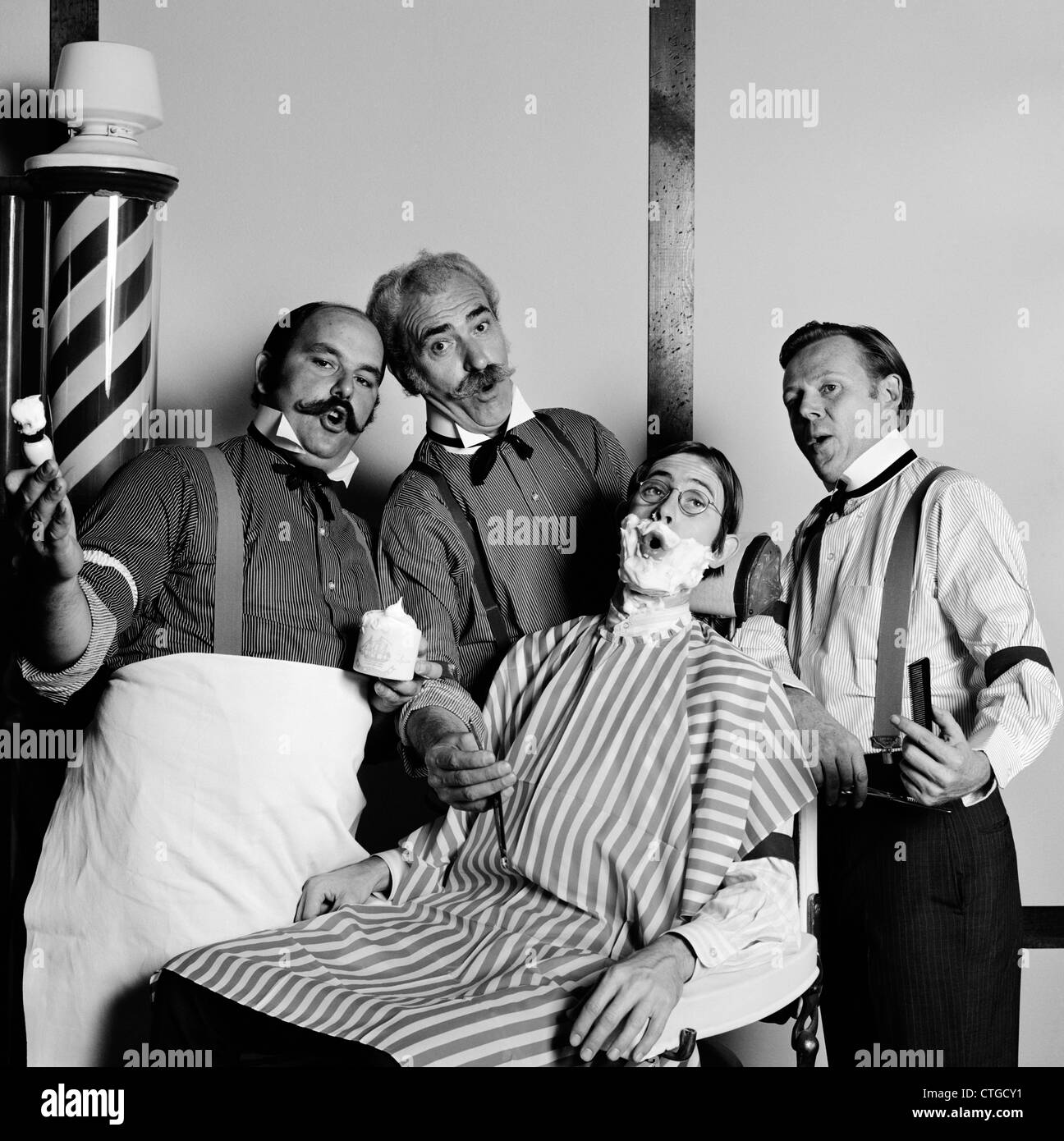 ANIMIERTE BARBERSHOP-QUARTETT SINGEN TENOR IM STUHL MIT RASIERSCHAUM EINGESEIFT Stockfoto