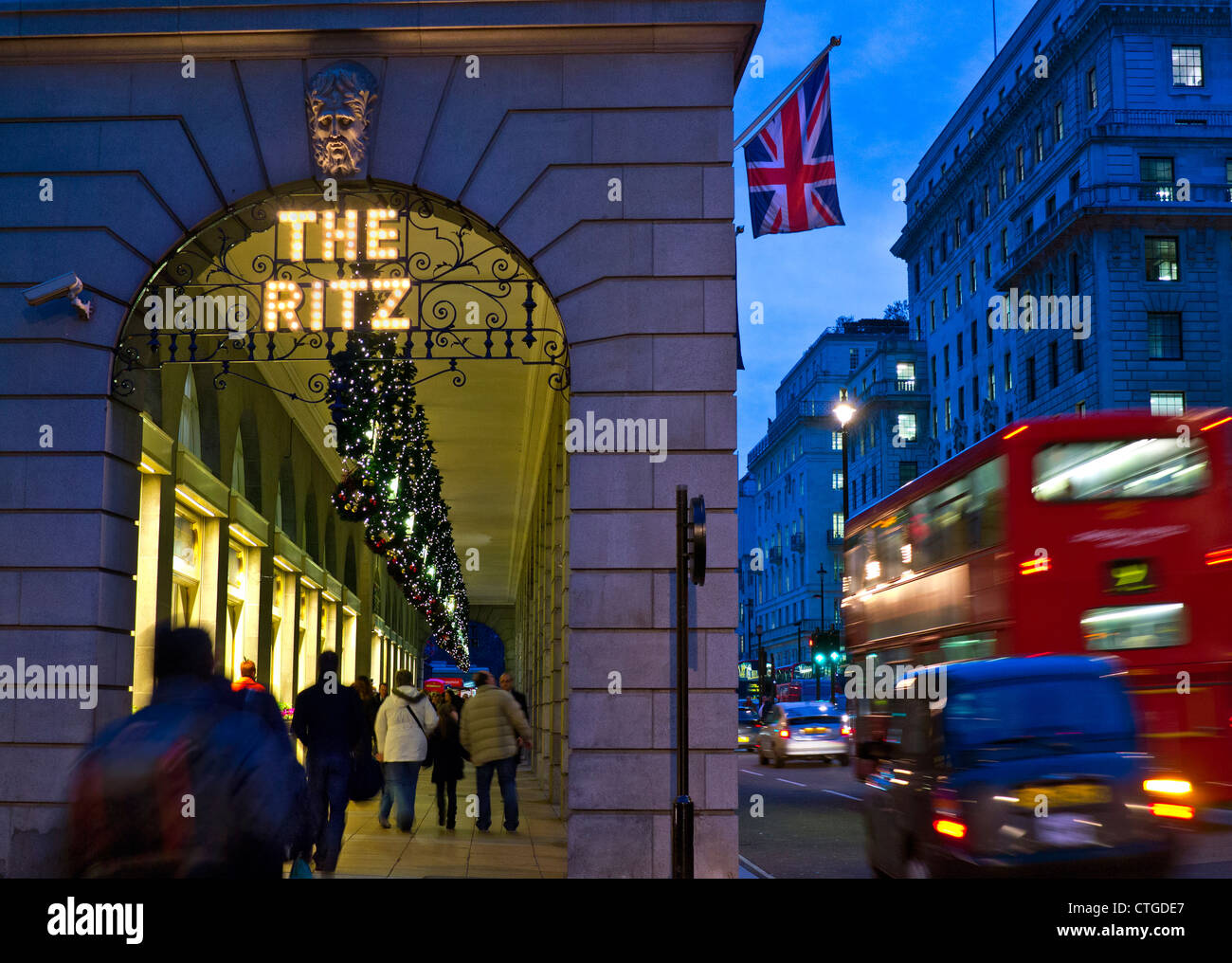 Das Ritz Hotel zu Weihnachten mit Union Jack Flag Shopper und vorbei an Red Buse und schwarzen Taxi Piccadilly London UK Stockfoto