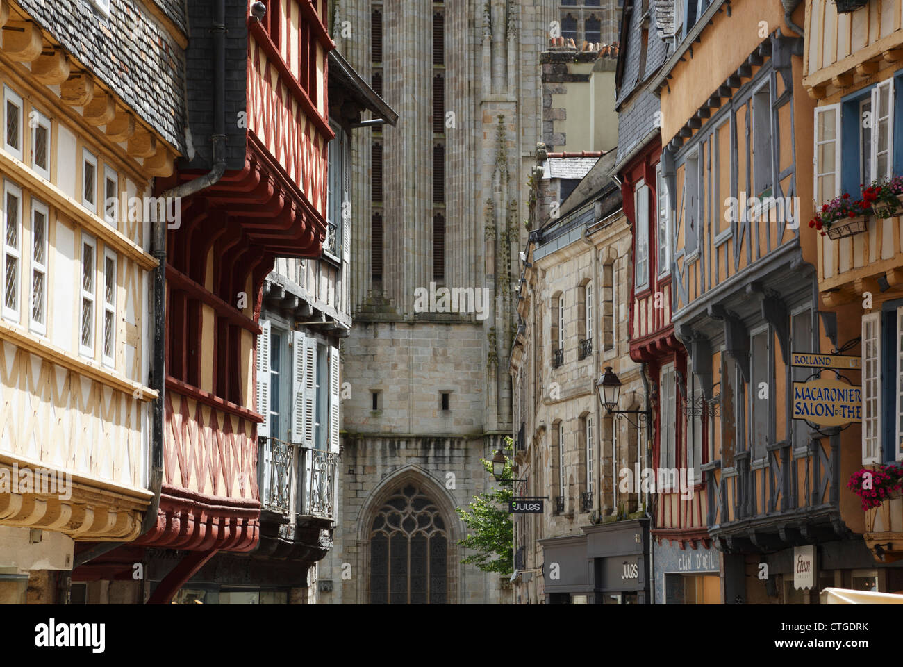 Blick nach unten Rue Kereon in Richtung der Kathedrale St. Corentin, Quimper. Bretagne. Frankreich. Stockfoto