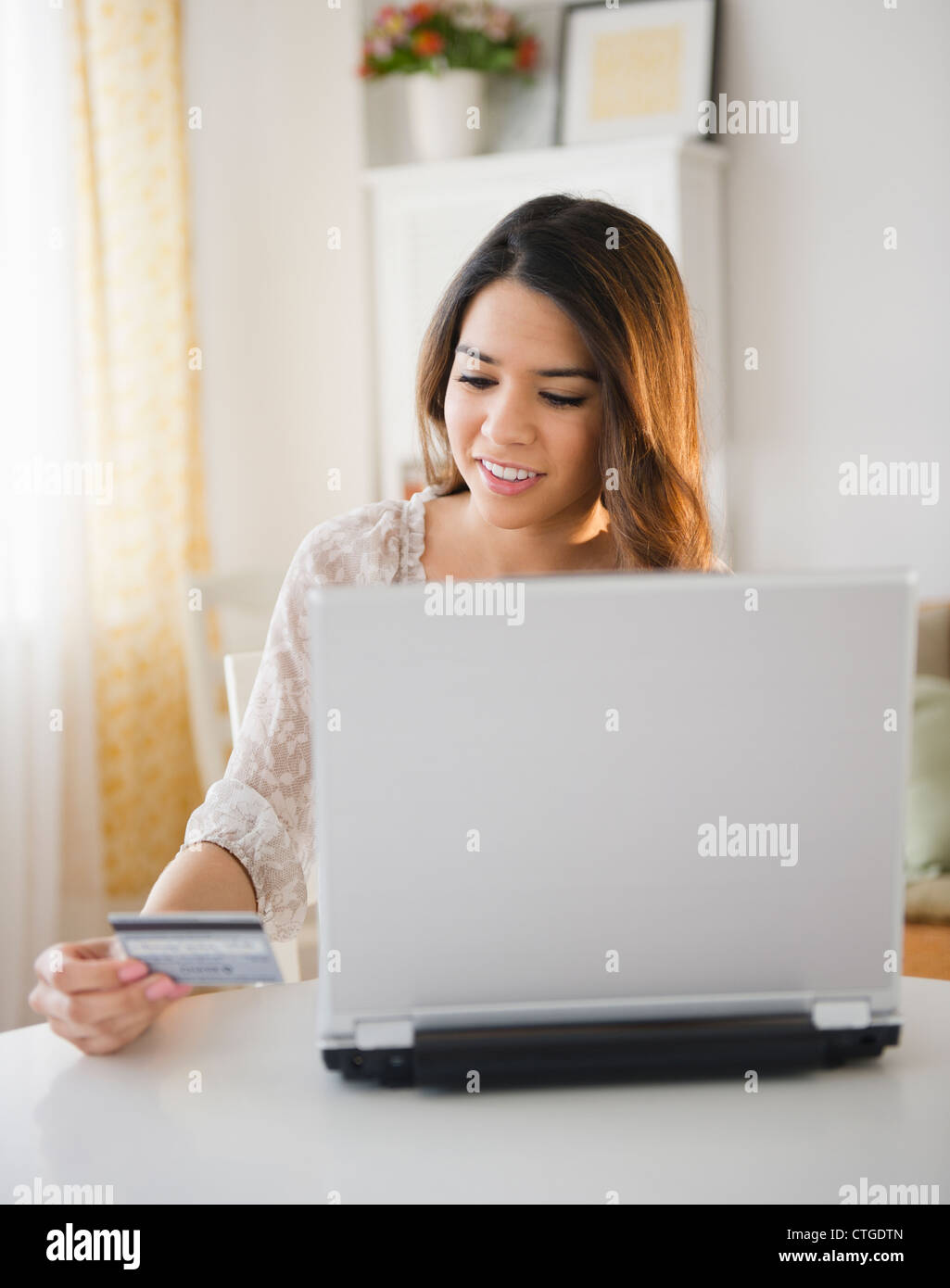 Hispanic Frau online-shopping mit Kreditkarte Stockfoto