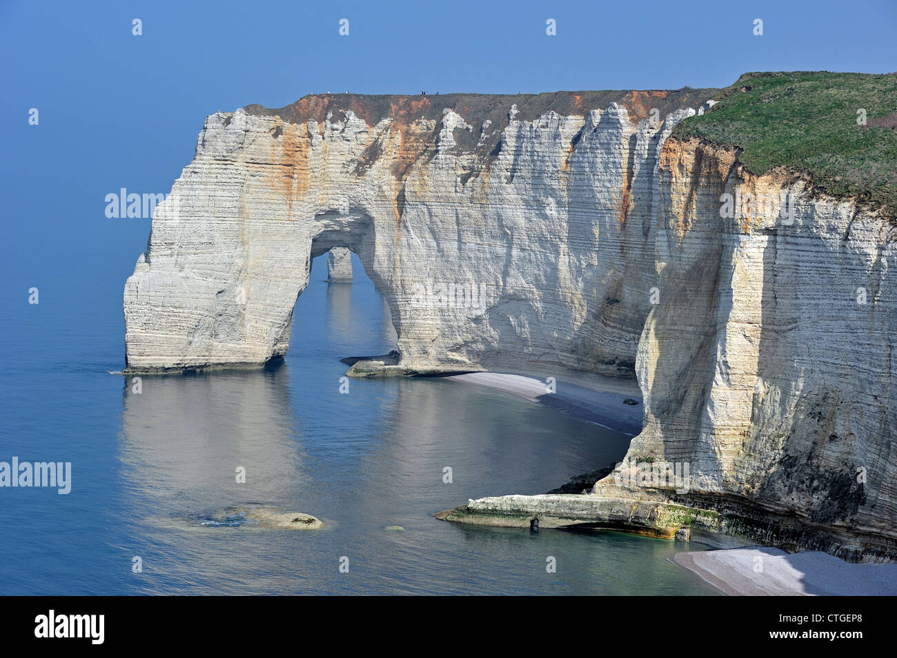 La Manneporte, natürlichen Felsbogen gemacht durch Wind- und Wassererosion in den Kreidefelsen bei Etretat, Côte d'Albâtre, Normandie, Frankreich Stockfoto