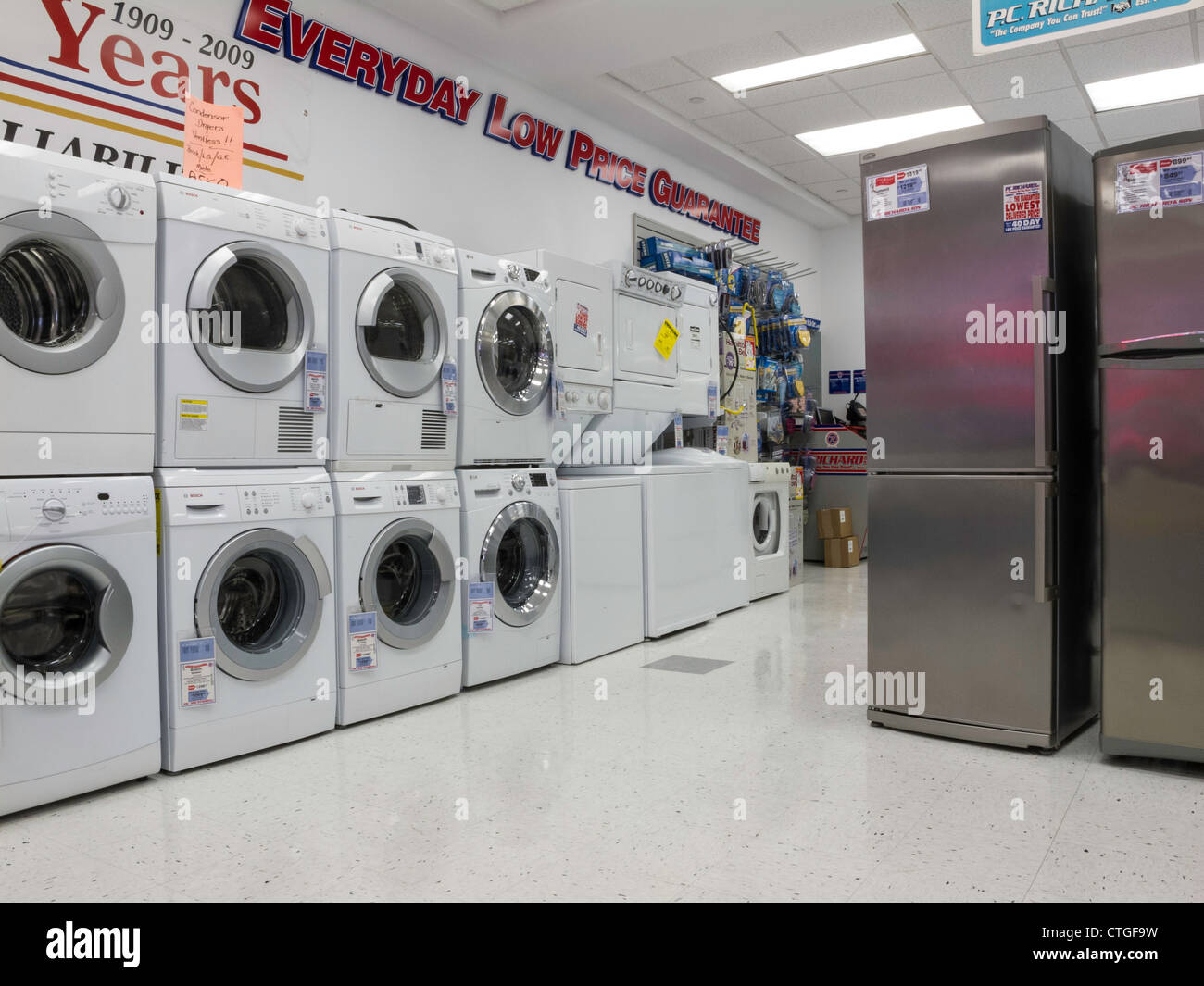 Waschmaschinen, Trockner, Kühlschränke für den Verkauf im Gerät speichern Stockfoto