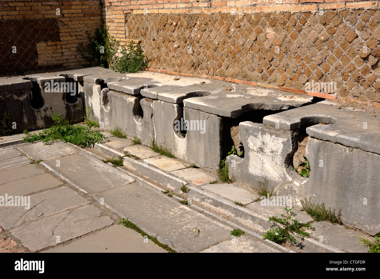 Italien, Rom, Ostia Antica, öffentliche Latrine im römischen Domus von Triclini Stockfoto