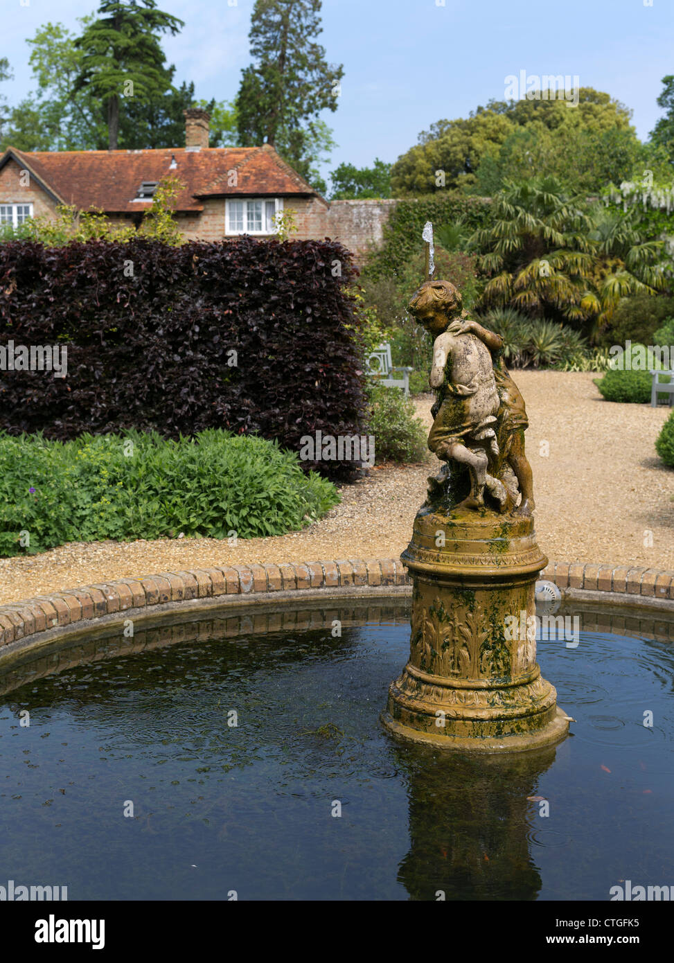 dh viktorianischen Blumengarten BEAULIEU GÄRTEN HAMPSHIRE ENGLAND Cherub Statue Wasserbrunnen Teich uk klein niemand englisch Land Gärten Feature Stockfoto