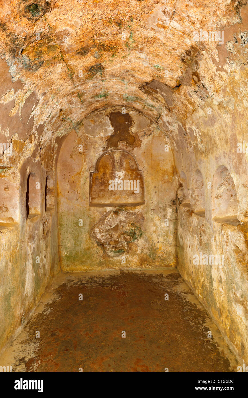 Unterirdische Kammer unter dem kreisförmigen Mausoleum in der römischen Nekropole Carmona, Provinz Sevilla, Spanien. Stockfoto
