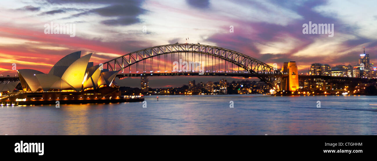 Panoramablick auf Sydney Opera House und Harbour Bridge und North Sydney CBD Skyline bei Sonnenuntergang / Nacht Sydney NSW Australia Stockfoto