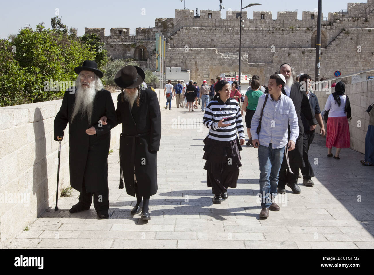 Touristen und pilgern Menschen jüdischen Glaubens, die zu Fuß zur Klagemauer in der alten Stadt von Jerusalem, Israel Stockfoto