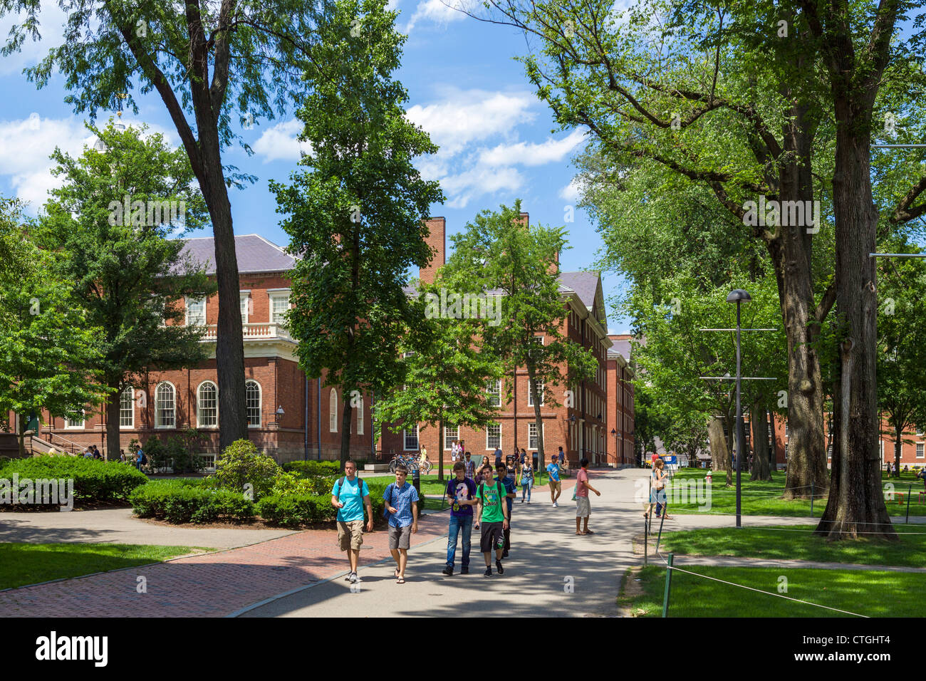 Studenten und Besucher im "Alten Hof" des Harvard Yard, Harvard University, Cambridge, Boston, Massachusetts, USA Stockfoto