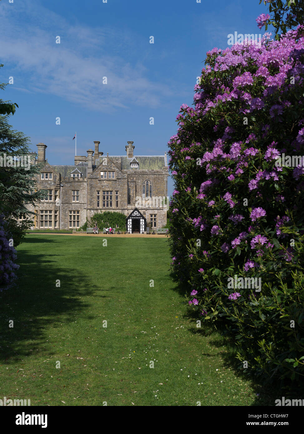 dh Home of Lord Montagu BEAULIEU PALACE HAMPSHIRE UK Herrenhaus Anwesen englisches Landgut uk Garten Rhododendron neuen Wald Stockfoto