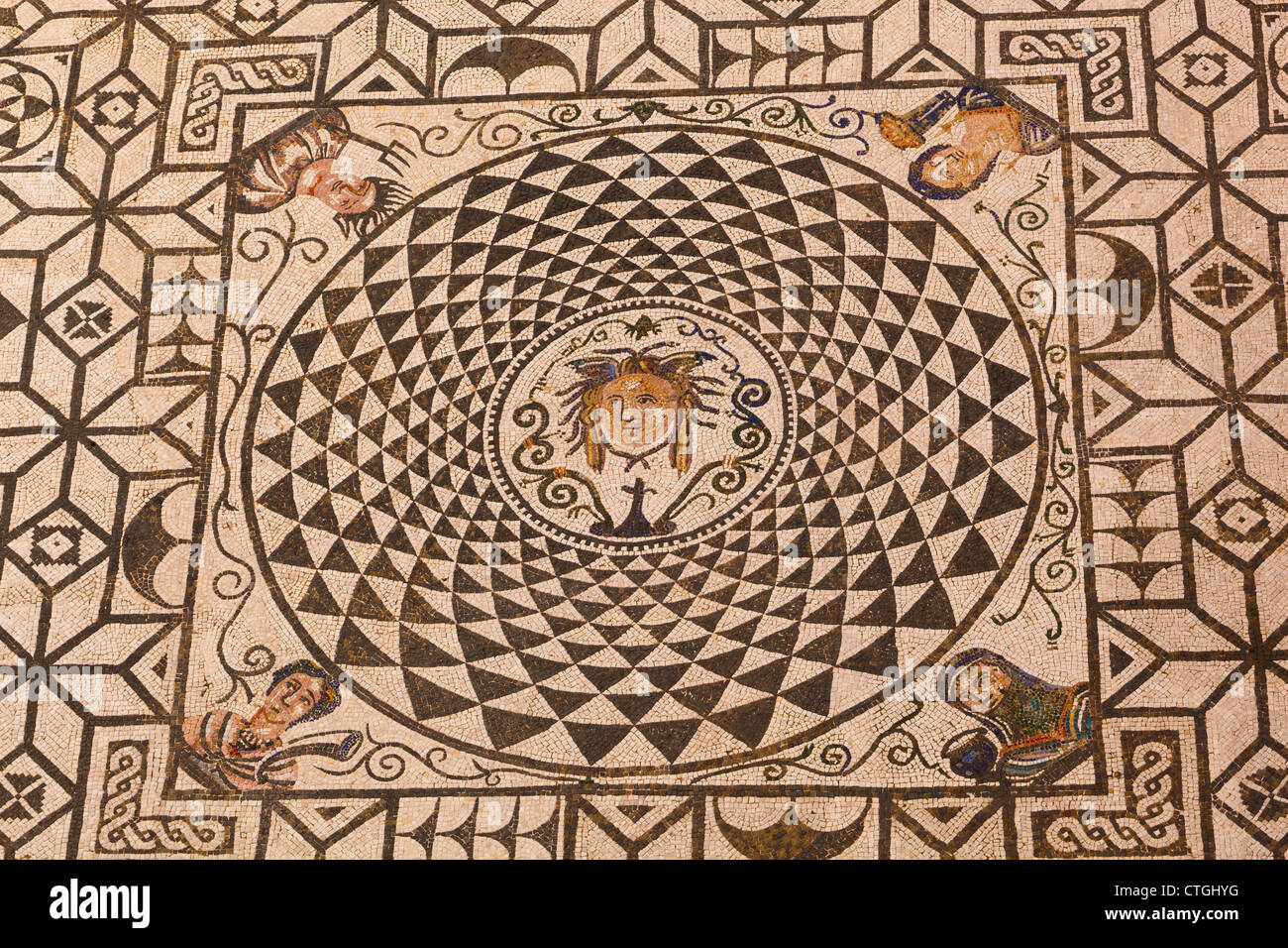 Carmona, Provinz Sevilla, Spanien. Römisches Mosaik von Medusa im Rathaus. Stockfoto