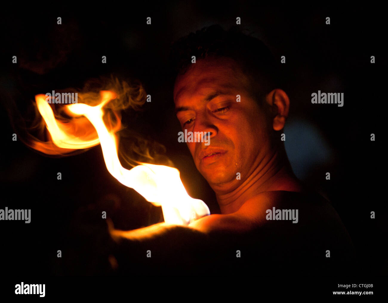 Feuer Essen Mann in Kandy, Sri Lanka Stockfoto