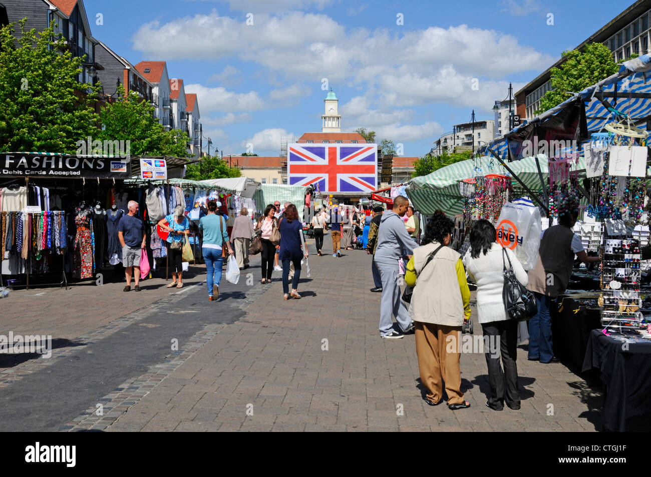 Romford Marktplatz dominiert von großen Union Jack-Flagge im Ort für Queens Jubilee und die 2012 Olympischen feiern Sommertag Stockfoto