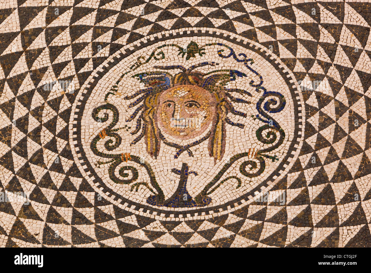 Carmona, Provinz Sevilla, Spanien. Römisches Mosaik von Medusa im Rathaus. Stockfoto