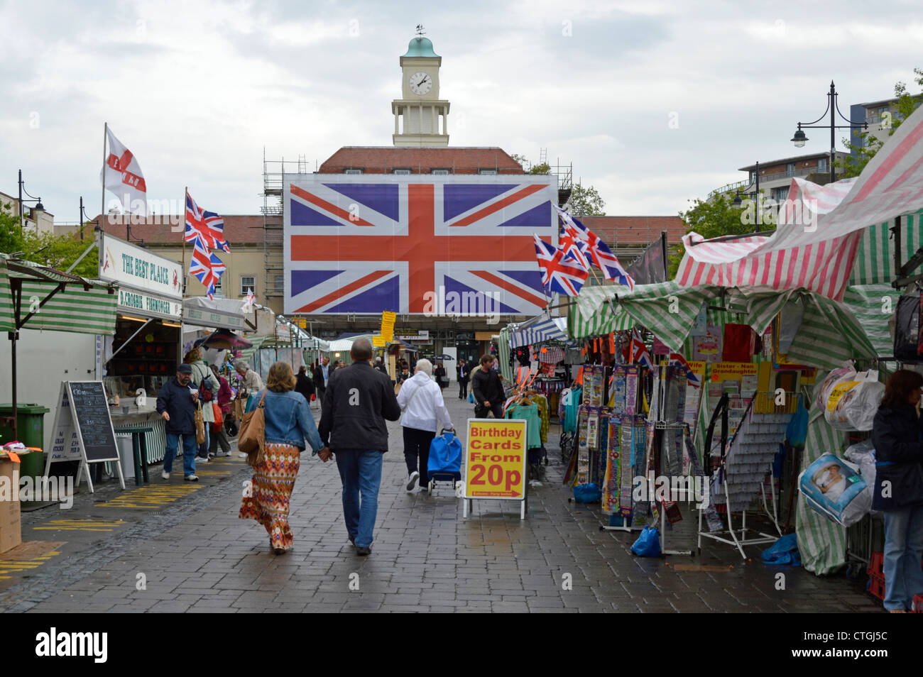 Romford Marktplatz dominiert von großen Union Jack-Flagge im Ort für Queens Jubilee und die 2012 Olympischen Feierlichkeiten an regnerischen Tag Stockfoto