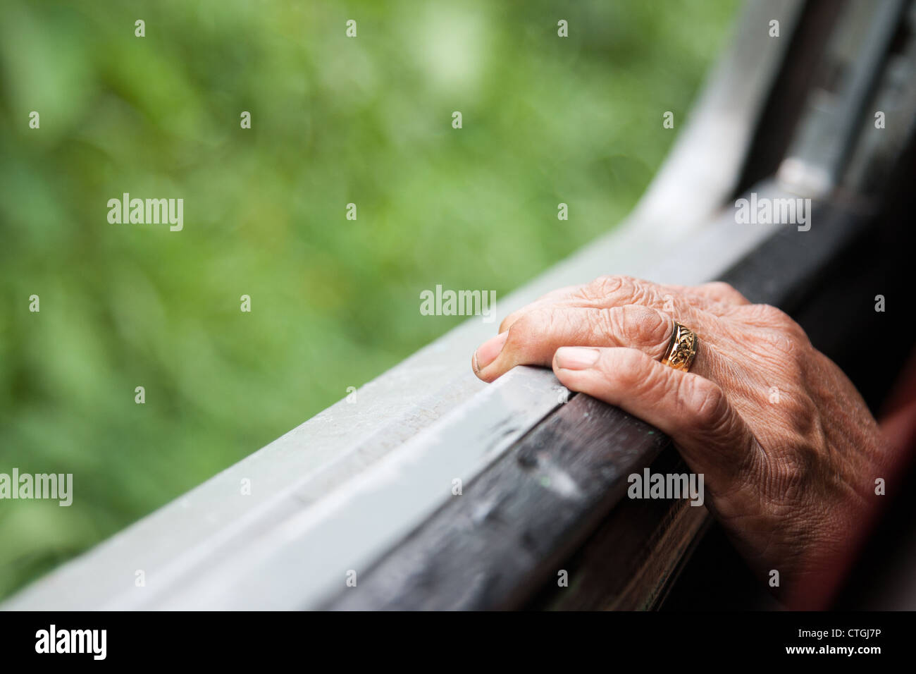 alte Dame Hand am Fenster auf Zug in Sri Lanka Stockfoto