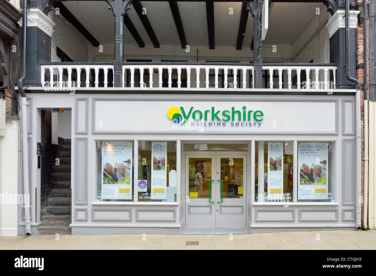 Die Niederlassungen der Yorkshire Building Society in der City of Chester Historical Rows bedeckten Einkaufswege im 1. Stock über Cheshire England UK Stockfoto