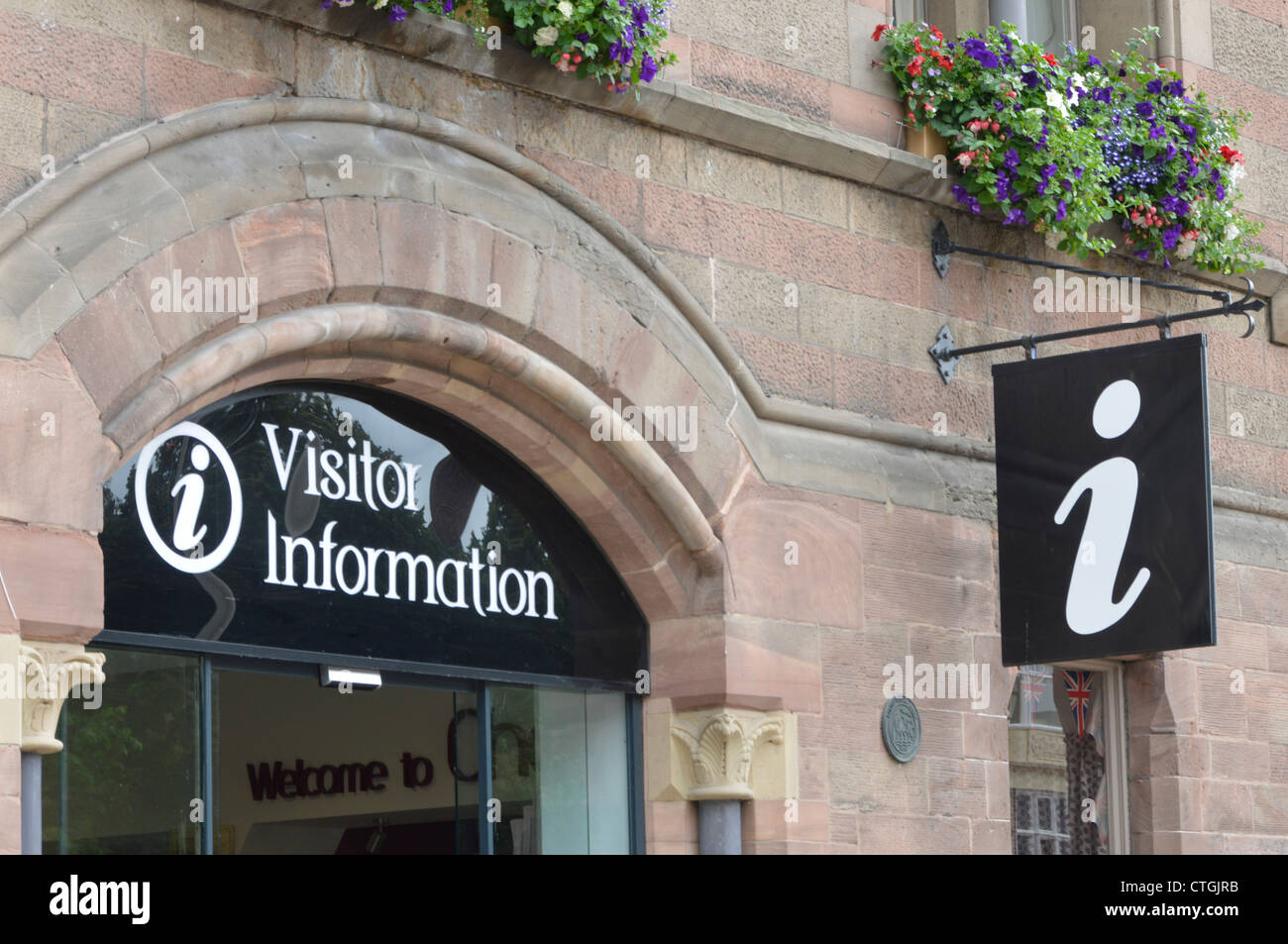 Anzeichen für Chester Tourismus Fremdenverkehrsamt im Rathaus Stadt Chester Cheshire England Großbritannien Stockfoto