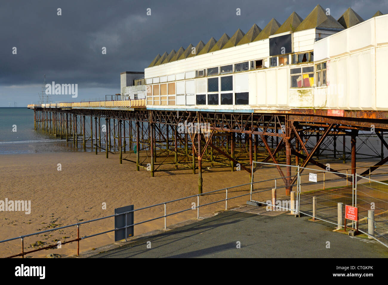 Die verfallenden Victoria Pier am Strand von Colwyn Bay Stockfoto