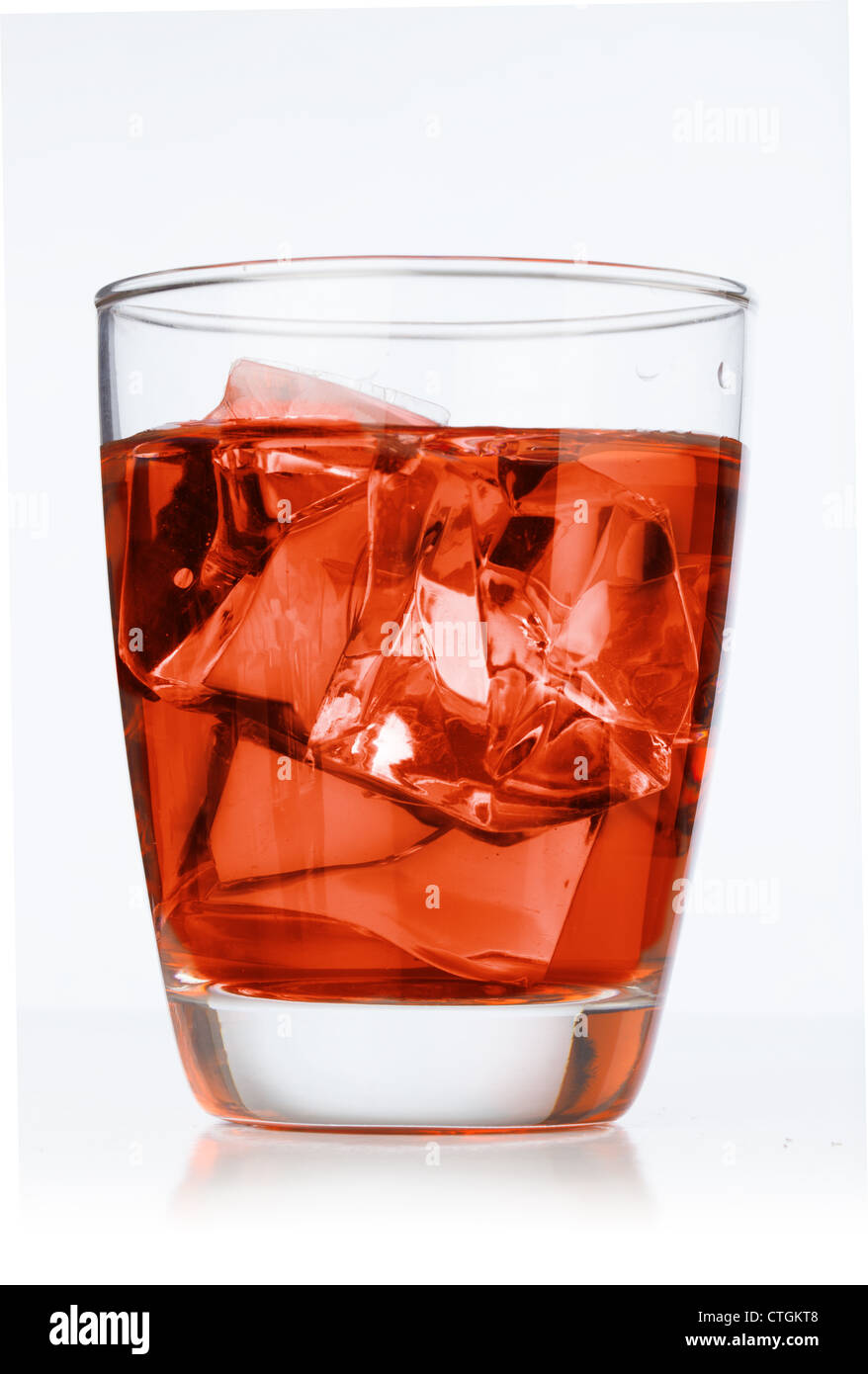 Kalten roten Alkohol trinken Tasse mit Eiswürfeln Stockfoto